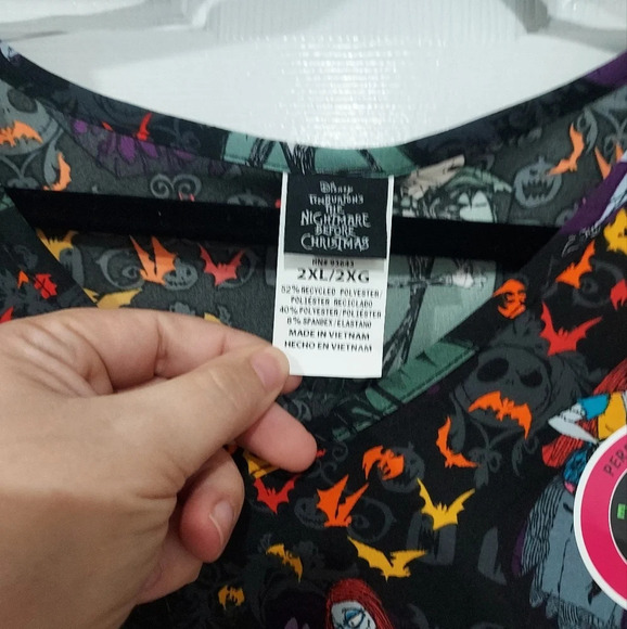 NWT Nightmare Before Christmas Alive With Love V-Neck Print Scrub Top Size 2XL - Picture 3 of 10